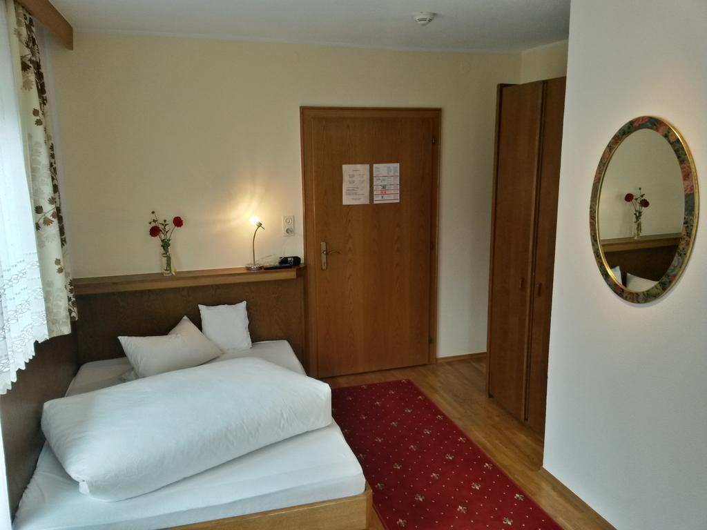 Gasthof Pension Traube Karres Room photo