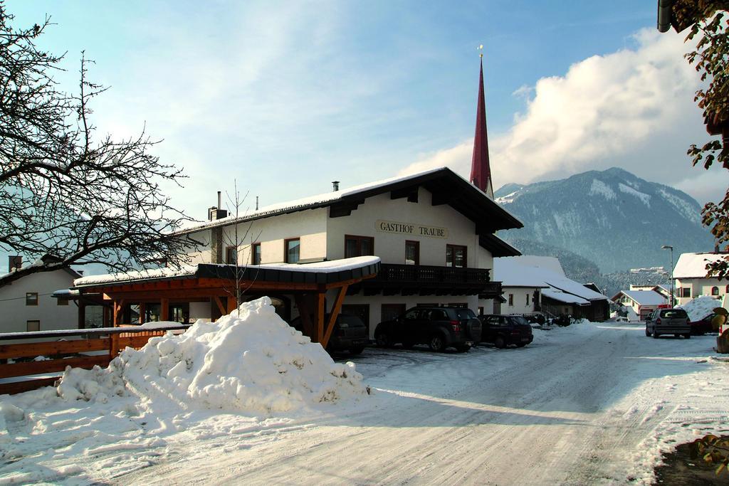 Gasthof Pension Traube Karres Exterior photo