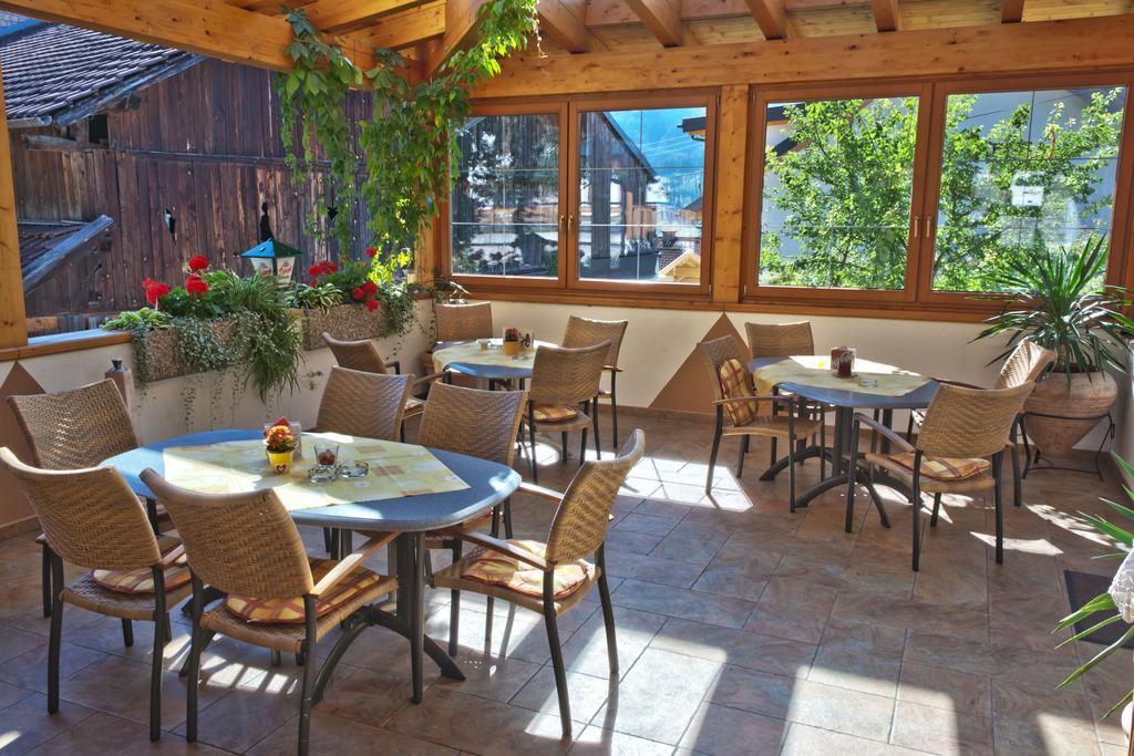 Gasthof Pension Traube Karres Exterior photo