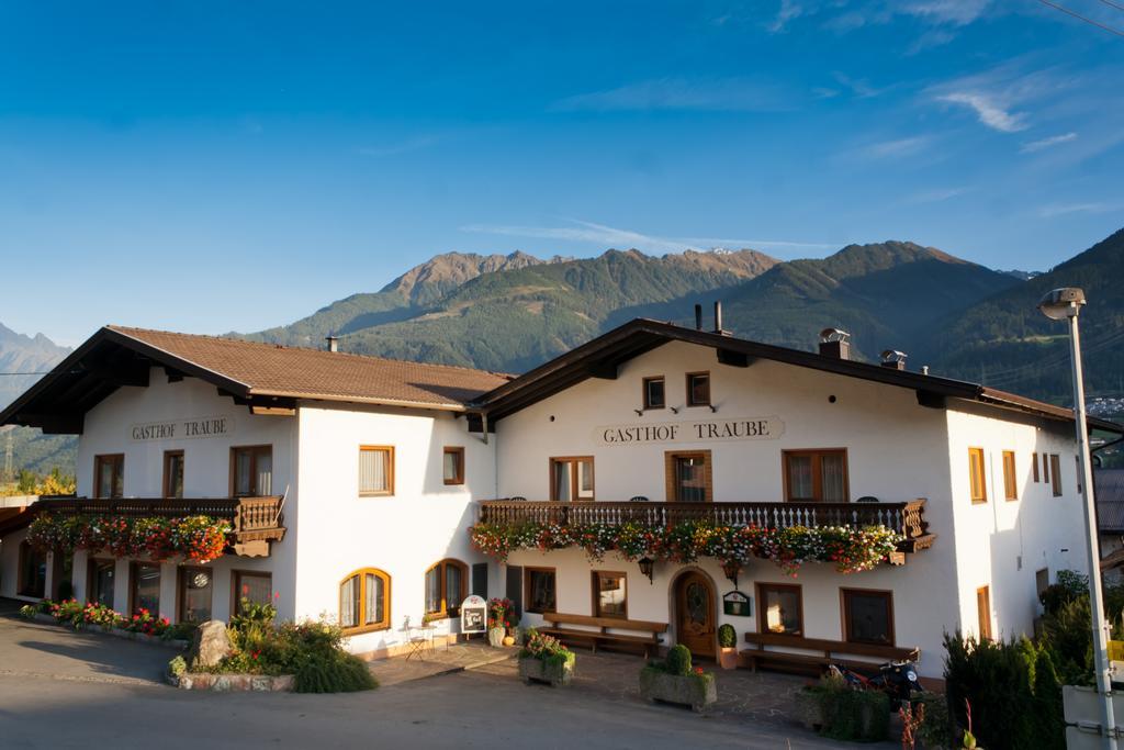 Gasthof Pension Traube Karres Exterior photo