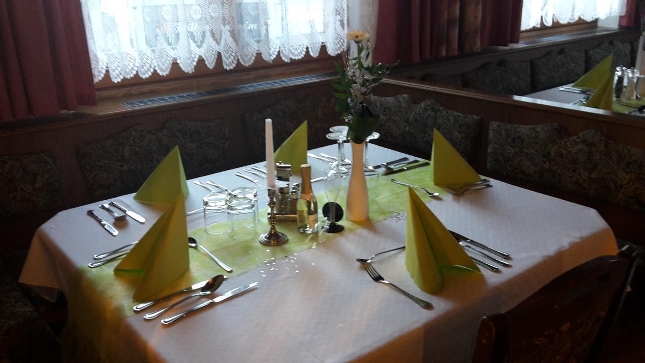 Gasthof Pension Traube Karres Exterior photo