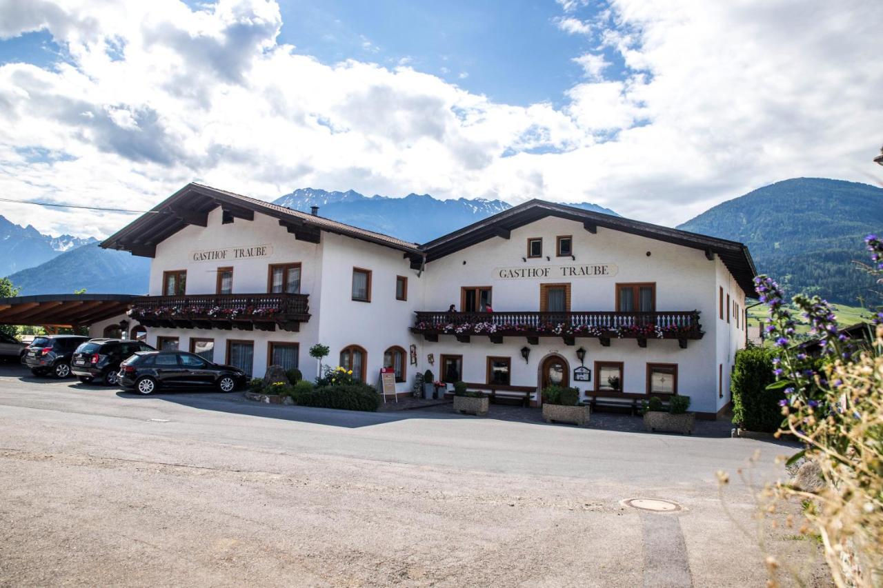 Gasthof Pension Traube Karres Exterior photo
